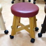 ノマドのキャスター付き木製スツールニス塗加工